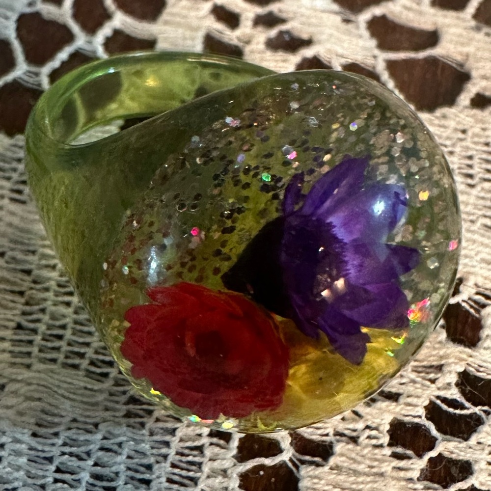 ⭐️HOST PICK⭐️ Vintage Groovy Flower Power Ring of the 60’s - Lucite Dome - Picture 6 of 7